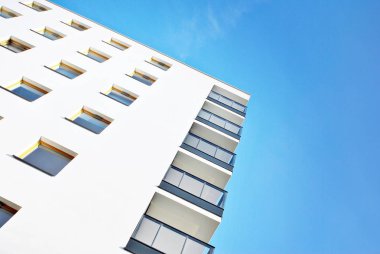 Güneşli bir günde, mavi gökyüzü olan modern apartmanlar.. 