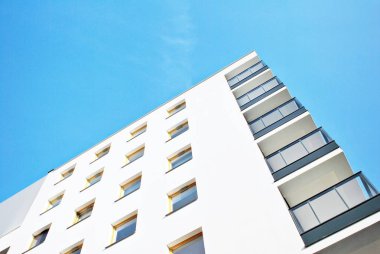 Güneşli bir günde, mavi gökyüzü olan modern apartmanlar.. 