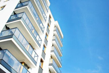 Güneşli bir günde, mavi gökyüzü olan modern apartmanlar.. 