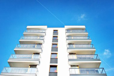 Güneşli bir günde, mavi gökyüzü olan modern apartmanlar.. 