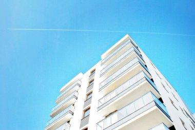 Güneşli bir günde, mavi gökyüzü olan modern apartmanlar.. 