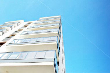 Güneşli bir günde, mavi gökyüzü olan modern apartmanlar.. 