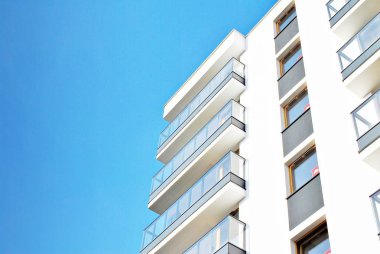 Güneşli bir günde, mavi gökyüzü olan modern apartmanlar.. 