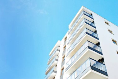 Güneşli bir günde, mavi gökyüzü olan modern apartmanlar.. 