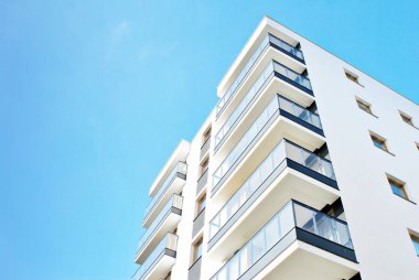 Güneşli bir günde, mavi gökyüzü olan modern apartmanlar.. 