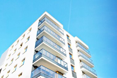 Güneşli bir günde, mavi gökyüzü olan modern apartmanlar.. 