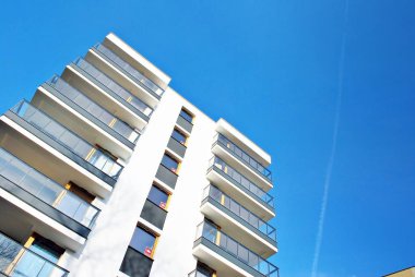 Güneşli bir günde, mavi gökyüzü olan modern apartmanlar.. 