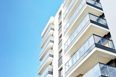 Güneşli bir günde, mavi gökyüzü olan modern apartmanlar.. 