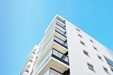 Güneşli bir günde, mavi gökyüzü olan modern apartmanlar.. 