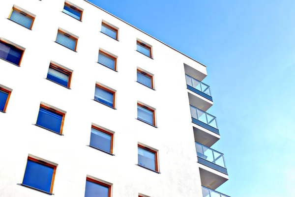 Edifícios de apartamentos modernos em um dia ensolarado com um céu azul. — Fotografia de Stock