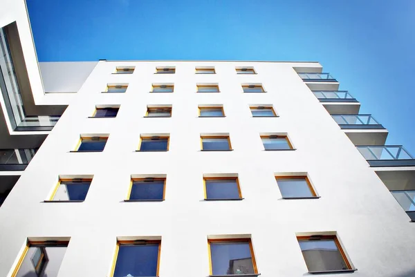 Modernos edificios de apartamentos en un día soleado con un cielo azul. —  Fotos de Stock