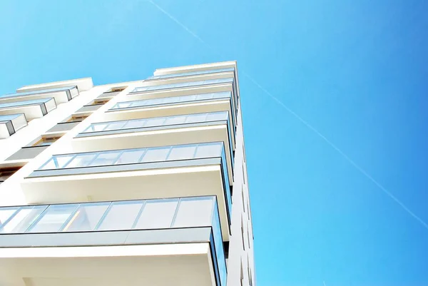 Edifícios de apartamentos modernos em um dia ensolarado com um céu azul. — Fotografia de Stock