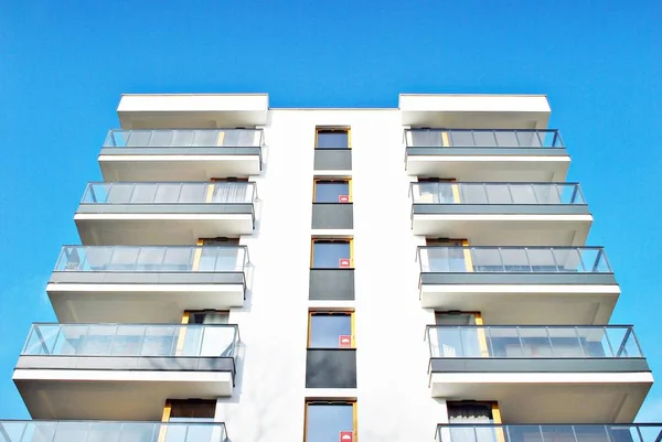 Edifícios Apartamentos Modernos Dia Ensolarado Com Céu Azul Fachada Moderno — Fotografia de Stock