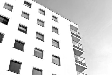 Modern apartmanlar mavi gökyüzü güneşli bir günde. Modern bir apartman cephe. Siyah ve beyaz.