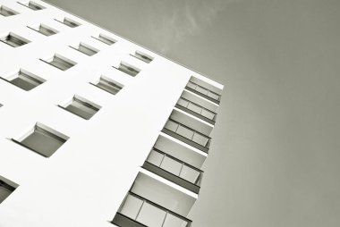 Modern apartmanlar mavi gökyüzü güneşli bir günde. Modern bir apartman cephe. Siyah ve beyaz.