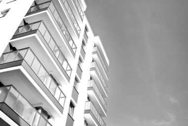 Modern apartmanlar mavi gökyüzü güneşli bir günde. Modern bir apartman cephe. Siyah ve beyaz.