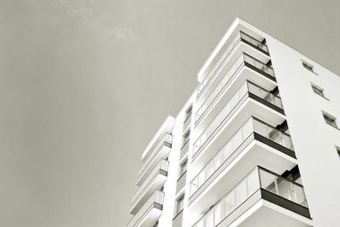 Modern apartmanlar mavi gökyüzü güneşli bir günde. Modern bir apartman cephe. Siyah ve beyaz.