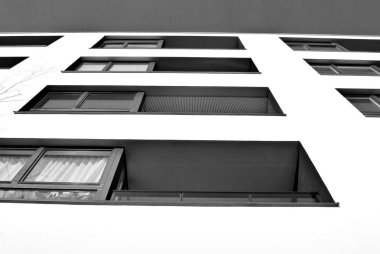 Modern apartmanlar mavi gökyüzü güneşli bir günde. Modern bir apartman cephe. Siyah ve beyaz.