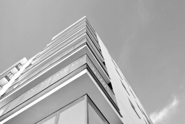 Modern apartmanlar mavi gökyüzü güneşli bir günde. Modern bir apartman cephe. Siyah ve beyaz.