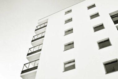 Modern apartmanlar mavi gökyüzü güneşli bir günde. Modern bir apartman cephe. Siyah ve beyaz.