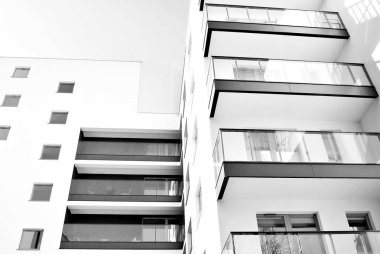 Modern apartmanlar mavi gökyüzü güneşli bir günde. Modern bir apartman cephe. Siyah ve beyaz.