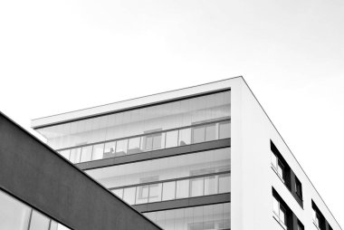 Modern apartmanlar mavi gökyüzü güneşli bir günde. Modern bir apartman cephe. Siyah ve beyaz.