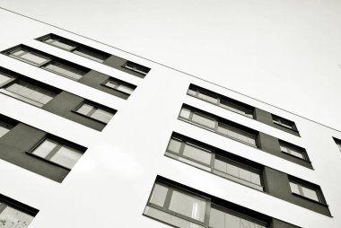 Modern apartmanlar mavi gökyüzü güneşli bir günde. Modern bir apartman cephe. Siyah ve beyaz.