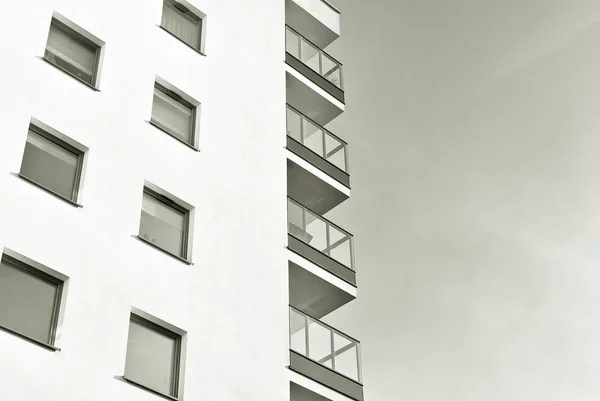 现代公寓楼在阳光明媚的日子与蓝天 现代化公寓楼的门面 黑色和白色 — 图库照片