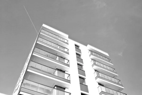 Modern Emeletes Épületből Egy Napsütéses Napon Kék Homlokzati Egy Modern — Stock Fotó
