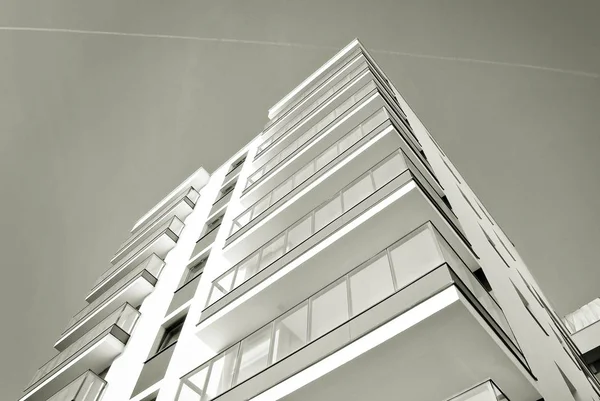 青空の晴れた日に近代的なマンション 現代的なアパートの建物のファサード 黒と白 — ストック写真