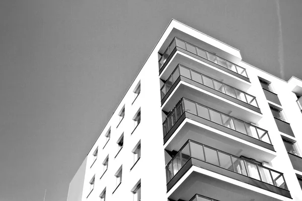 Edifícios Apartamentos Modernos Dia Ensolarado Com Céu Azul Fachada Moderno — Fotografia de Stock