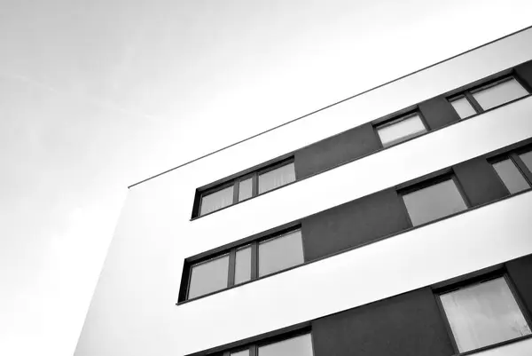 青空の晴れた日に近代的なマンション 現代的なアパートの建物のファサード 黒と白 — ストック写真