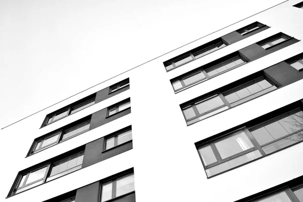 Modernos Edificios Apartamentos Fachada Moderno Edificio Apartamentos Blanco Negro — Foto de Stock