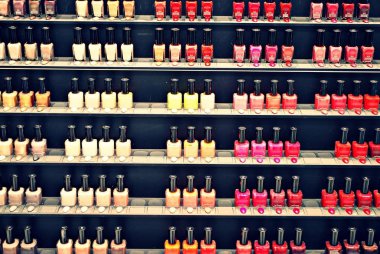 Raflarda kozmetik deposunda farklı tırnak vernikler ayarla