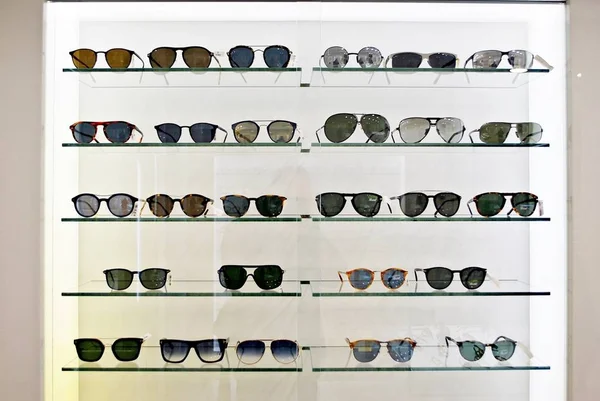 Sol Glasögon Och Fashion Eyewear Skyltfönster Optiker — Stockfoto