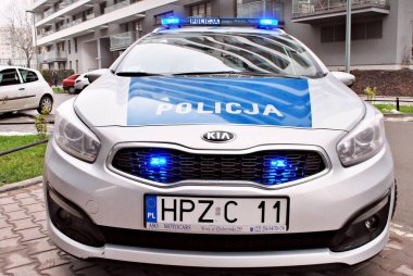 Varşova, Polonya. 1 Aralık 2017. Kia tohum Lehçe City polis arabası sokak.