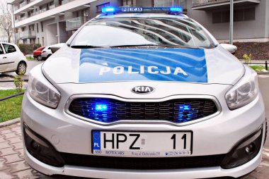Varşova, Polonya. 1 Aralık 2017. Kia tohum Lehçe City polis arabası sokak.