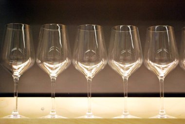 Satır üzerinde boş şarap gözlük bar counter