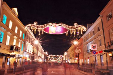 Varşova, Polonya. 9 Aralık 2017. Noel dekorasyon kış geceleri tarihi sokakta gece görünümü.