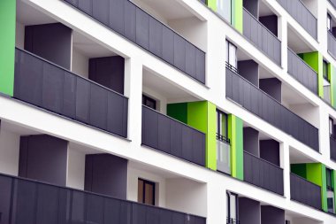 Modern bir apartmanın ön cephesi