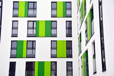 Modern bir apartmanın ön cephesi