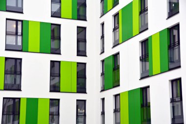 Modern bir apartmanın ön cephesi