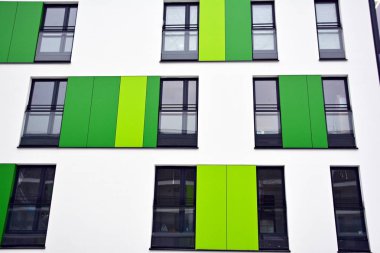 Modern bir apartmanın ön cephesi