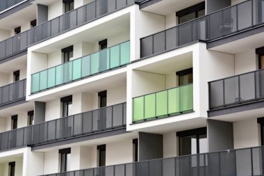 Modern bir apartmanın ön cephesi