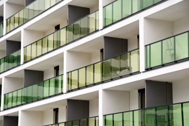 Modern bir apartmanın ön cephesi