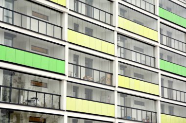 Modern bir apartmanın ön cephesi