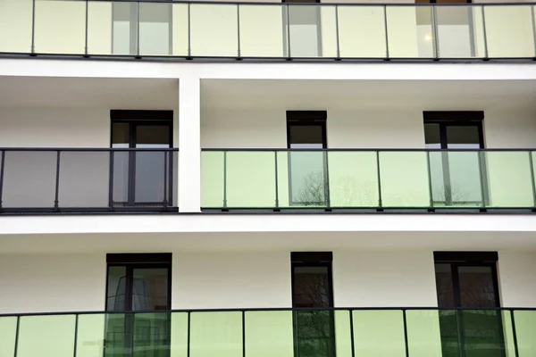 Fassade Eines Modernen Mehrfamilienhauses — Stockfoto