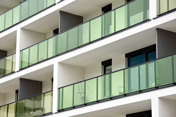 Fassade Eines Modernen Mehrfamilienhauses — Stockfoto