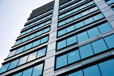 Şehirdeki modern ofis binası