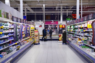Varşova, Polonya. 13 Ocak 2018. Alışveriş Merkezi Tesco Polczynska